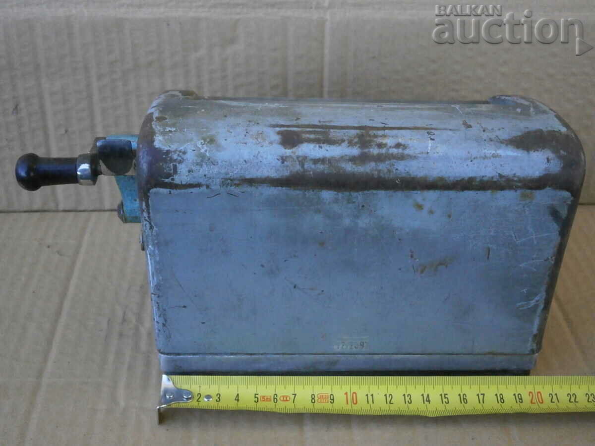 Calculator manual de epocă anilor 1930 - 7 Calculator manual de epocă anilor 1930 - 7