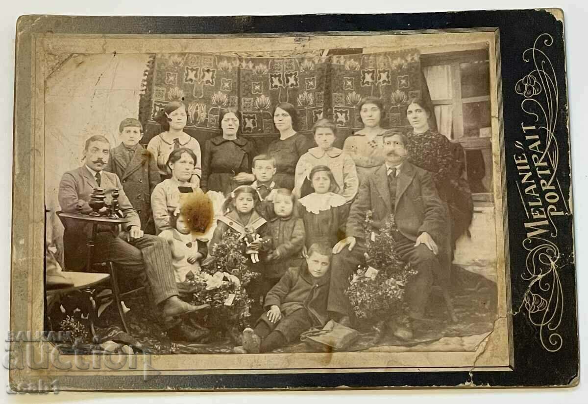 Стара картонена семейна снимка