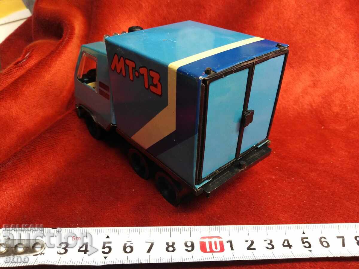 Licitație SOC VECHI. CAMION DE JUCĂRIE