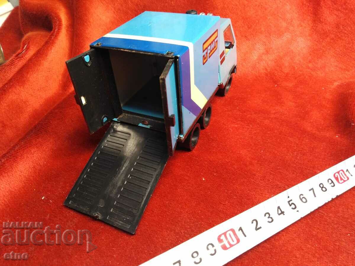 Livrarea SOC VECHI. CAMION DE JUCĂRIE