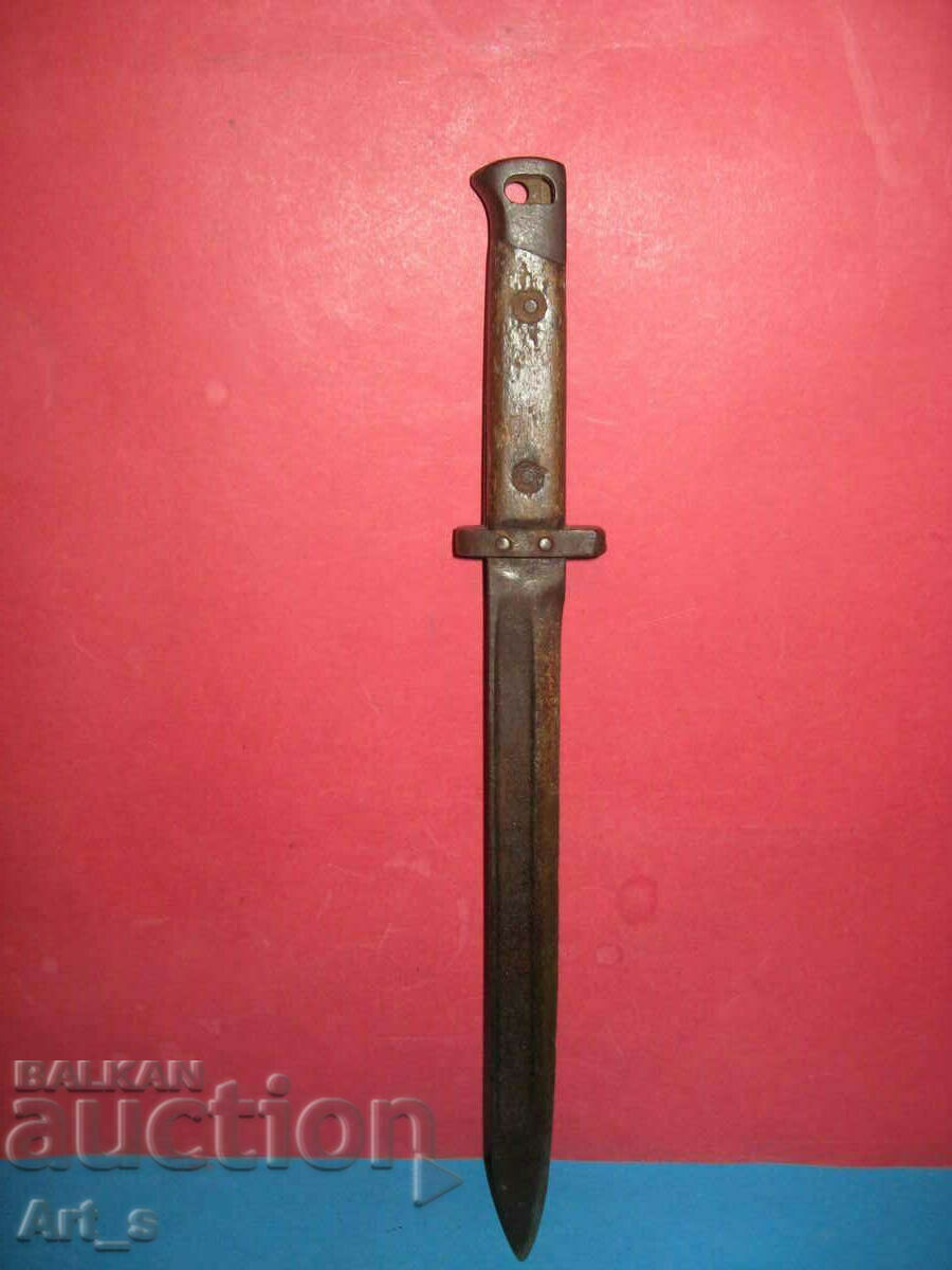Baionetă neascuțită, conservată, marcată „MG” fără buton