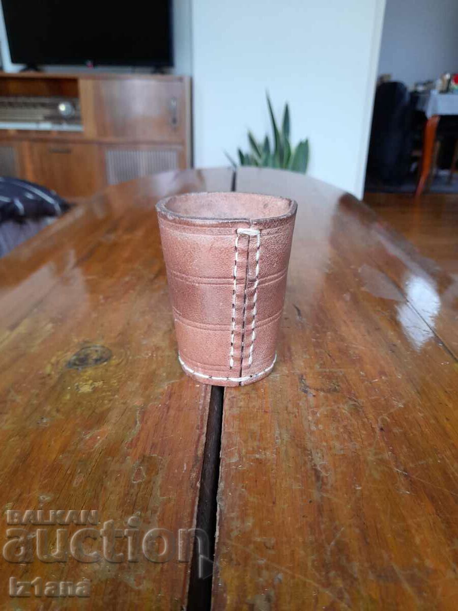 Ένα παλιό δερμάτινο ποτήρι με τιμή 20.00 BGN | € 10.23