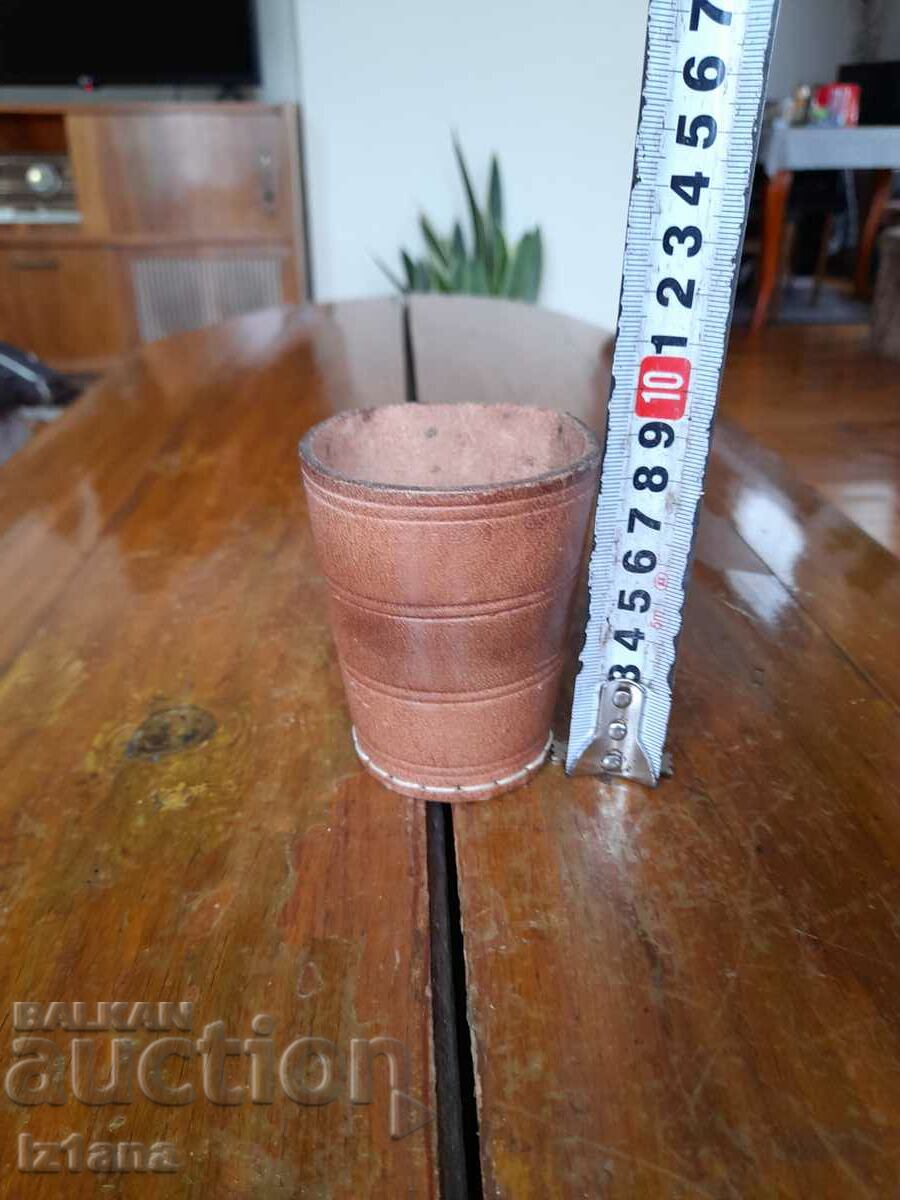 Δημοπρασία Ένα παλιό δερμάτινο ποτήρι