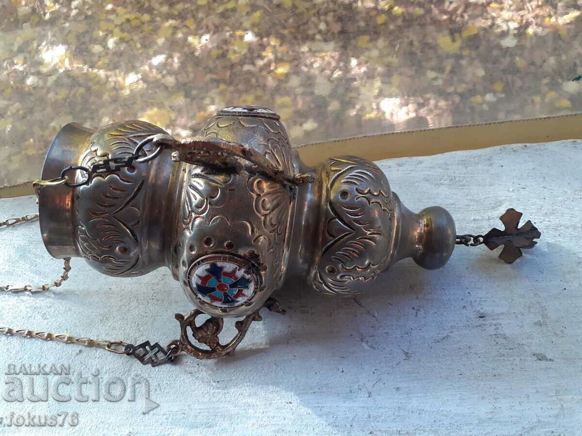 Sfeșnic mare agățat vechi cu cădelniță emailată cu preț 300.00 BGN | € 153.39 Sfeșnic mare agățat vechi cu cădelniță emailată cu preț 300.00 BGN | € 153.39