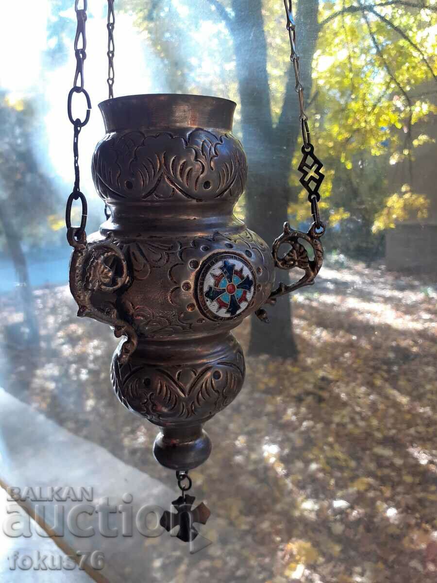 Licitație Sfeșnic mare agățat vechi cu cădelniță emailată Licitație Sfeșnic mare agățat vechi cu cădelniță emailată