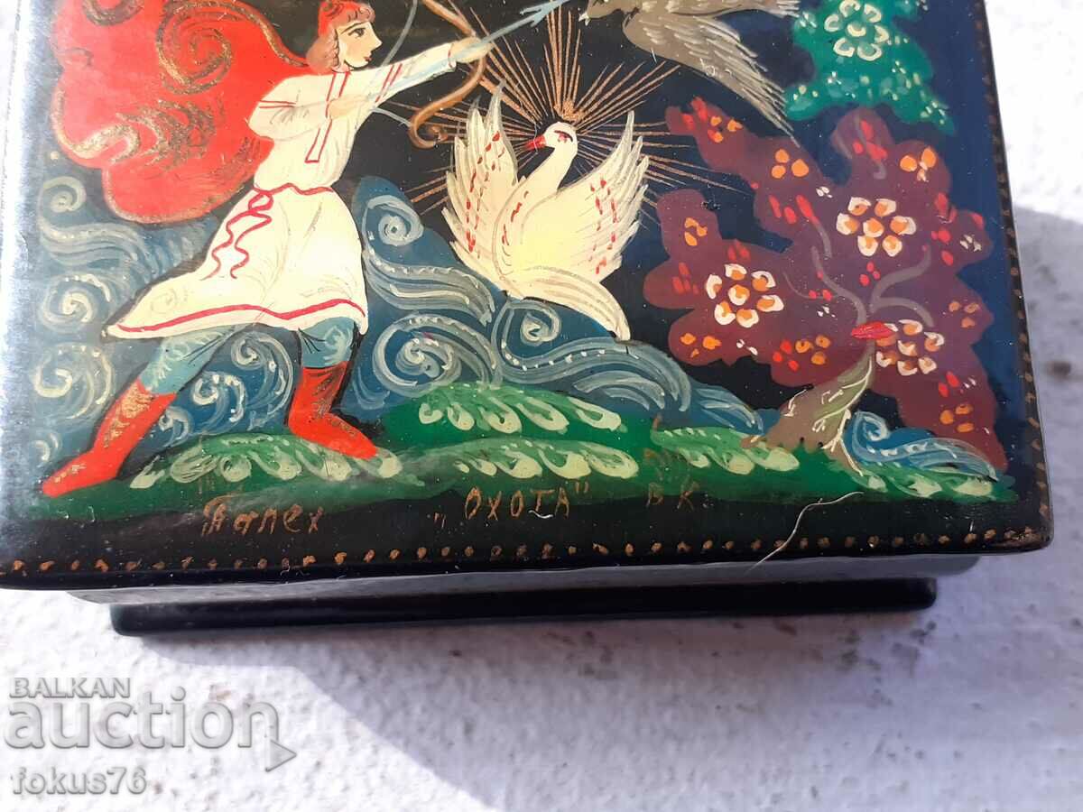 Veche cutie de lac rusesc din papier mache pictata manual cu preț 85.00 BGN | € 43.46 Veche cutie de lac rusesc din papier mache pictata manual cu preț 85.00 BGN | € 43.46