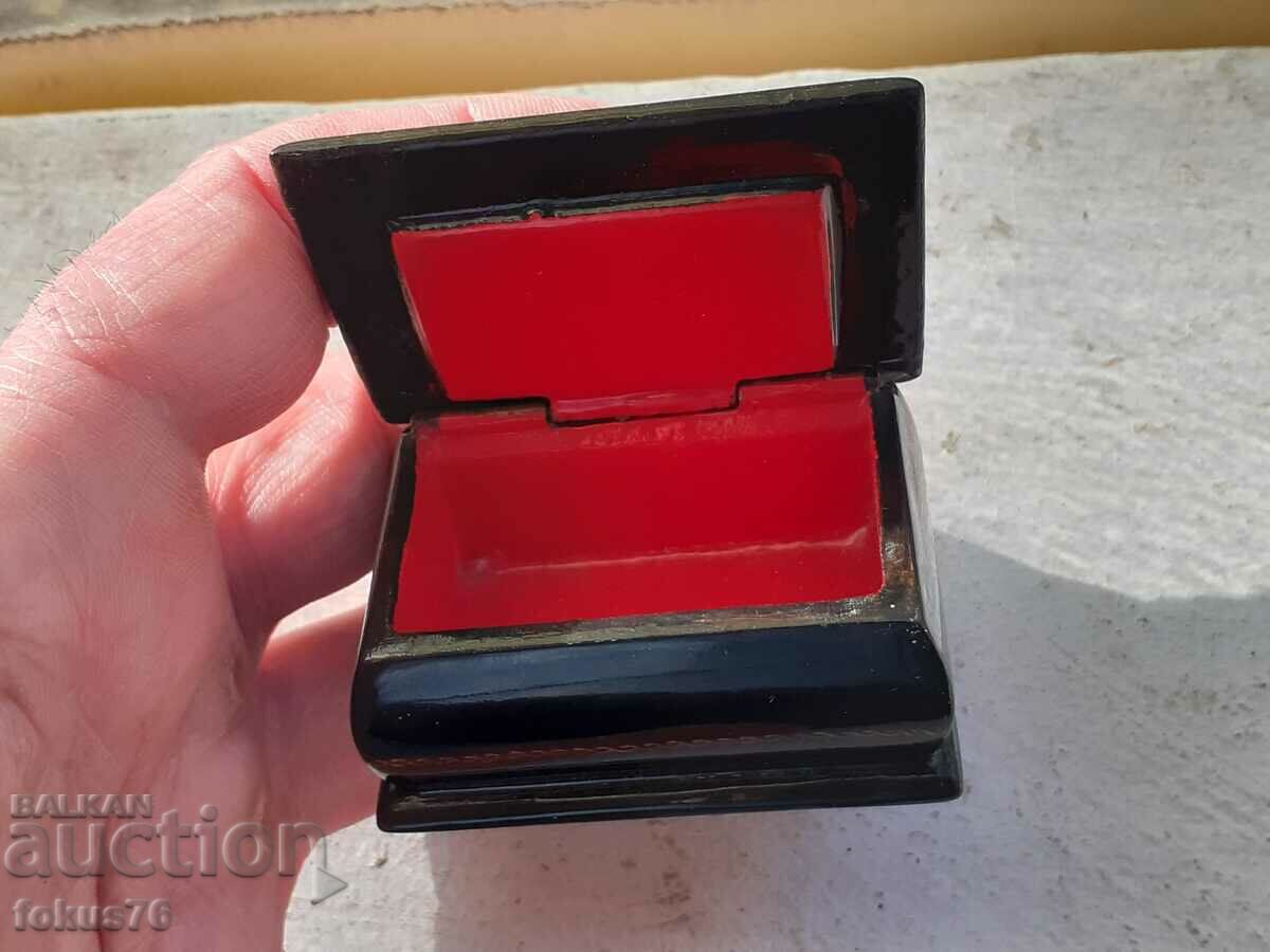 Licitație Veche cutie de lac rusesc din papier mache pictata manual Licitație Veche cutie de lac rusesc din papier mache pictata manual