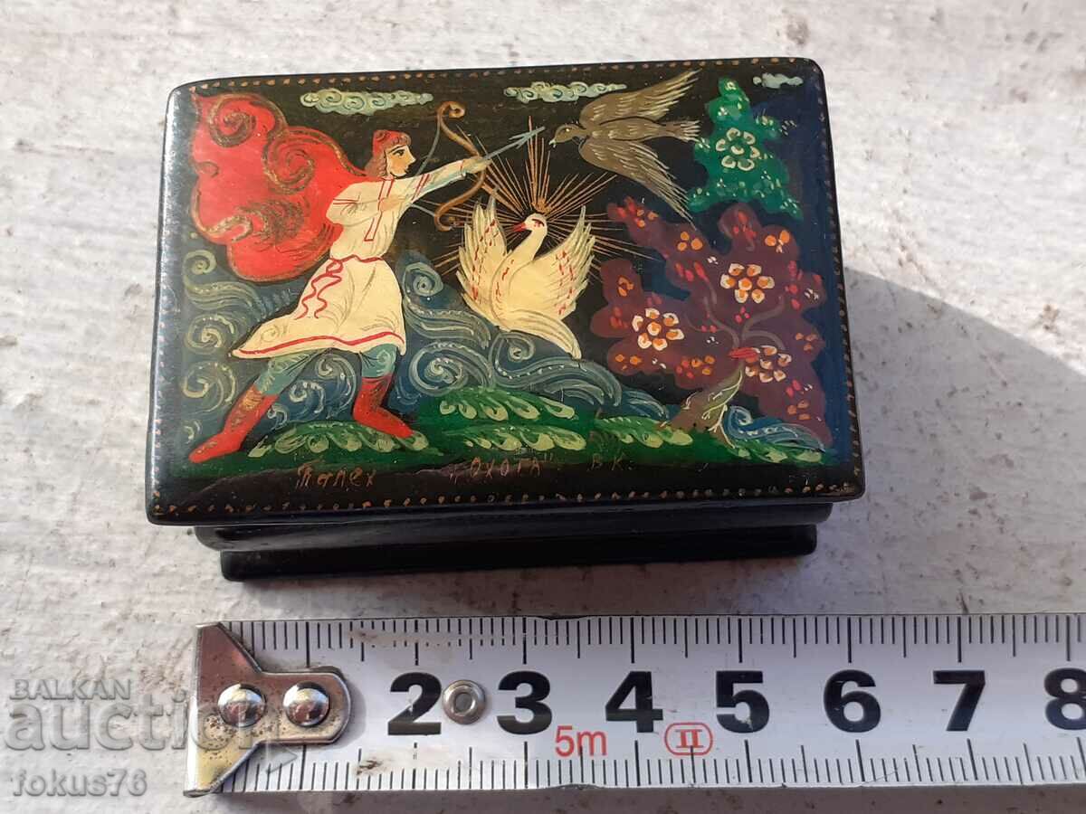 Veche cutie de lac rusesc din papier mache pictata manual - 7 Veche cutie de lac rusesc din papier mache pictata manual - 7