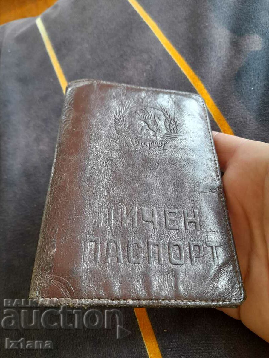 Husă veche din piele pentru pașaport personal cu preț 30.00 BGN | € 15.34 Husă veche din piele pentru pașaport personal cu preț 30.00 BGN | € 15.34