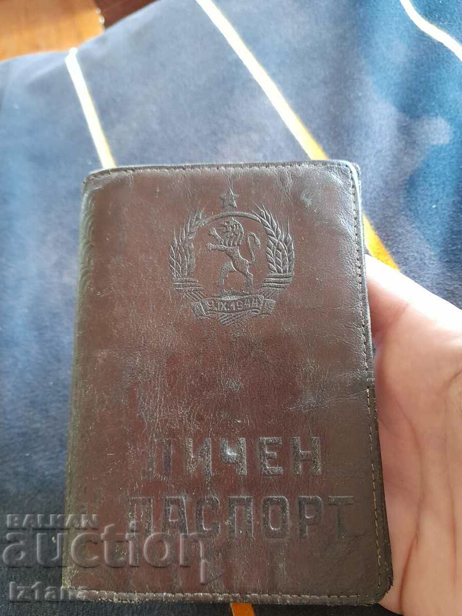 Licitație Husă veche din piele pentru pașaport personal Licitație Husă veche din piele pentru pașaport personal