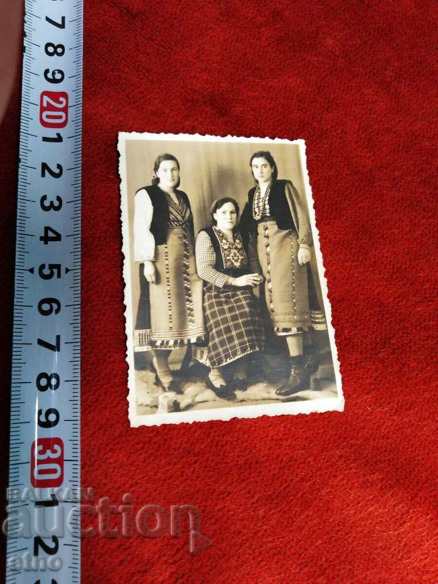 Auction  1942 ROYAL PHOTO- COSTUME