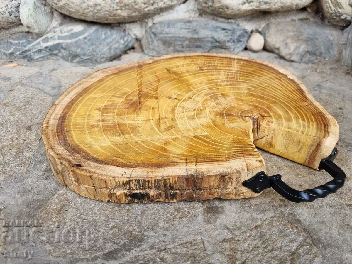 Auction Large board for cutting appetizers. Auction Large board for cutting appetizers.