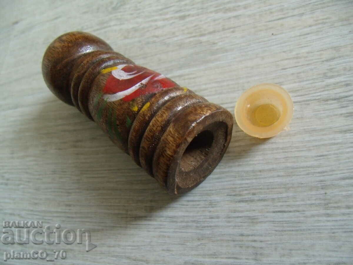 Auction No.*6672 old small wooden salt shaker Auction No.*6672 old small wooden salt shaker