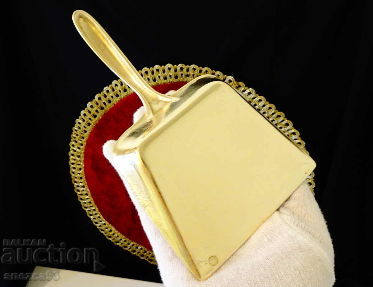 Auction Bronze spatula for crumbs 19 cm. Auction Bronze spatula for crumbs 19 cm.