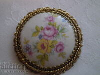 Women's brooch porcelain painted with brass fittings