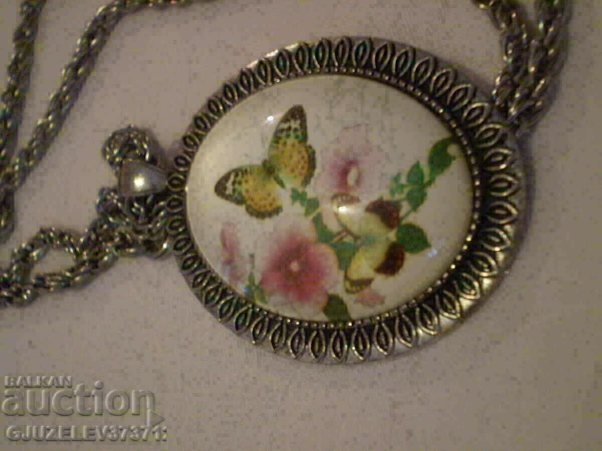 Delivery of locket vintage style butterfly and flowers Delivery of locket vintage style butterfly and flowers