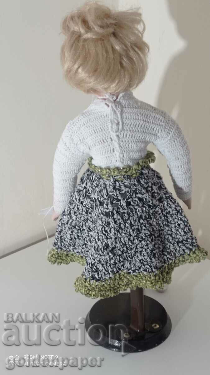 Auction Porcelain doll 40 cm Auction Porcelain doll 40 cm