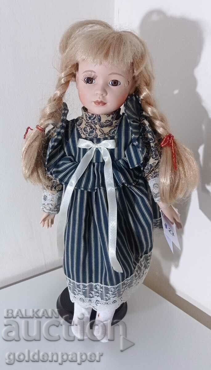 Порцеланова кукла 40 см лицето е счупено и лепено