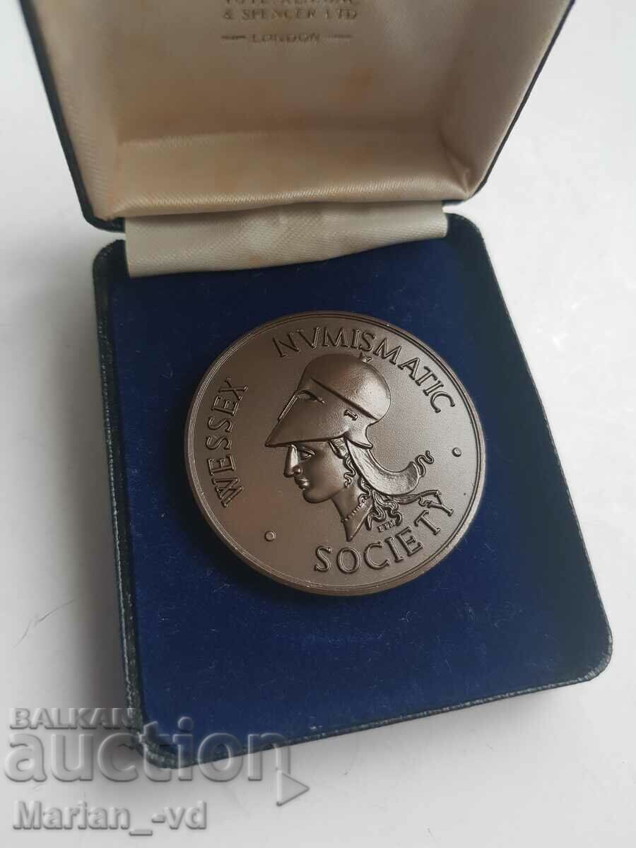 Delivery of Old plaque in a box Delivery of Old plaque in a box