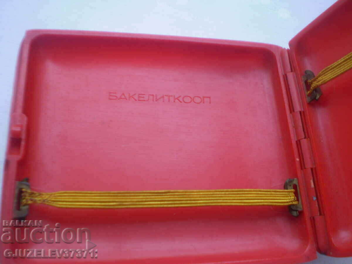 Retro Red Bakelite Snuffbox marked BAKELITCOOP with price 149.00 BGN | € 76.18 Retro Red Bakelite Snuffbox marked BAKELITCOOP with price 149.00 BGN | € 76.18