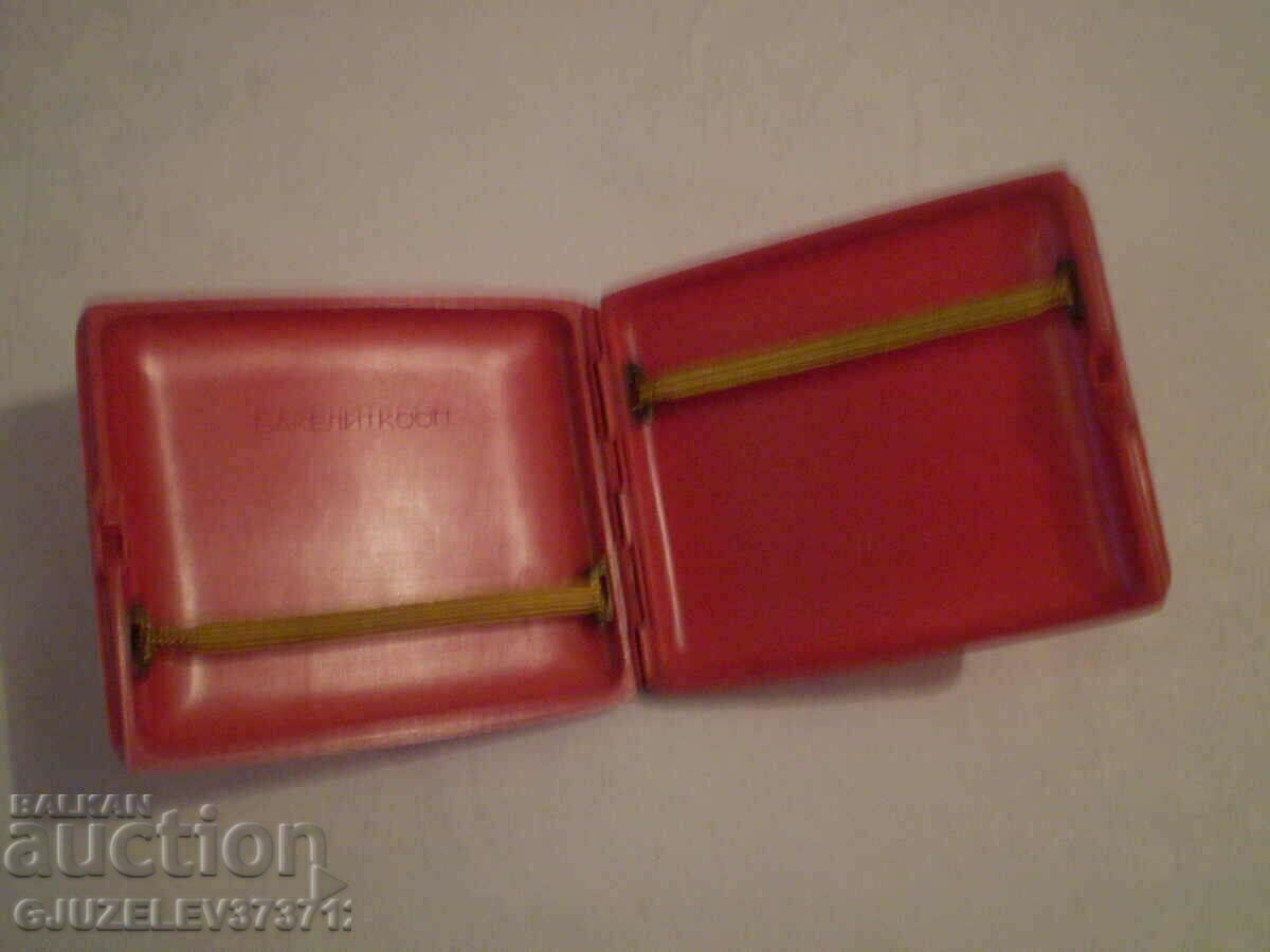 Delivery of Retro Red Bakelite Snuffbox marked BAKELITCOOP Delivery of Retro Red Bakelite Snuffbox marked BAKELITCOOP