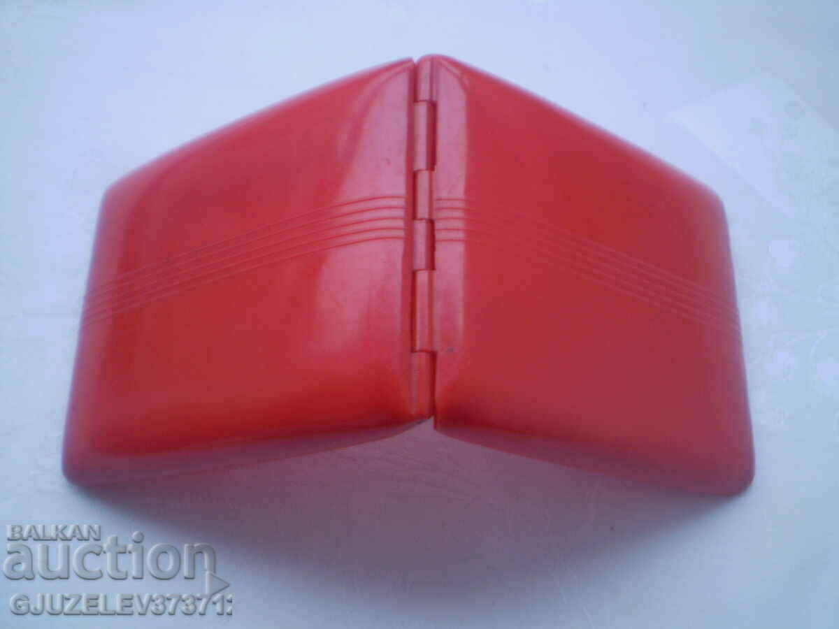 Retro Red Bakelite Snuffbox marked BAKELITCOOP - 5 Retro Red Bakelite Snuffbox marked BAKELITCOOP - 5