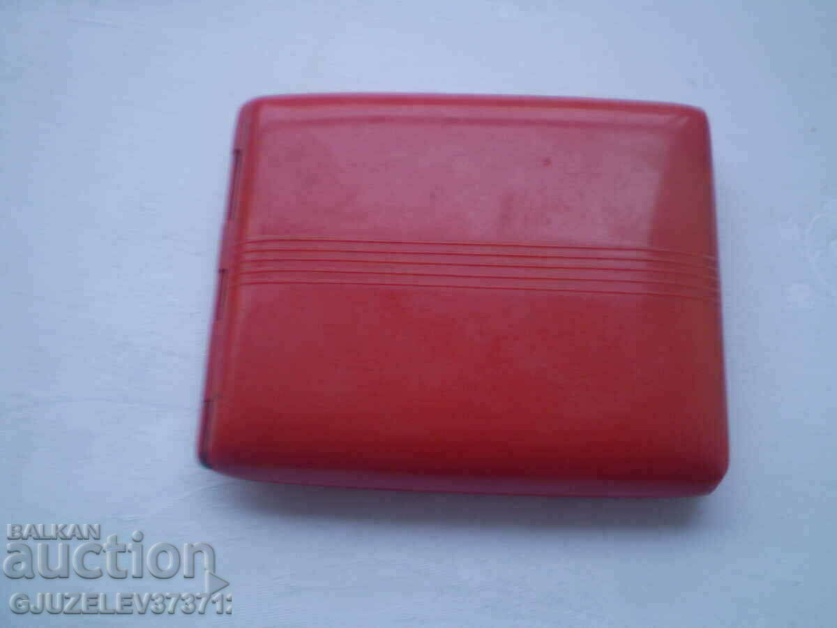 Retro Red Bakelite Snuffbox marked BAKELITCOOP - 6 Retro Red Bakelite Snuffbox marked BAKELITCOOP - 6
