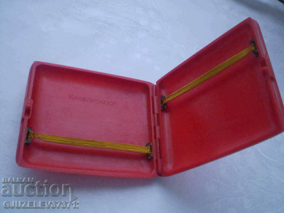 Snuffbox din bachelită roșie retro marcată BAKELITCOOP