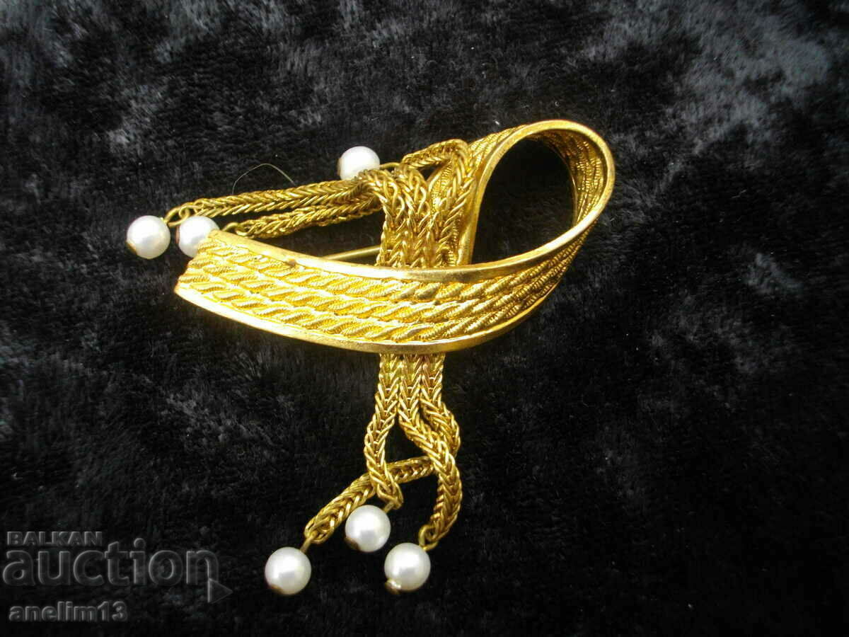 Auction AN OLD GILT BROOCH Auction AN OLD GILT BROOCH