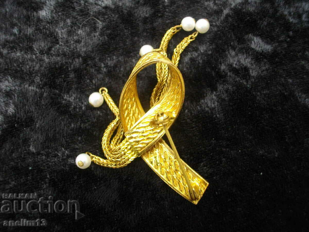 Delivery of AN OLD GILT BROOCH Delivery of AN OLD GILT BROOCH