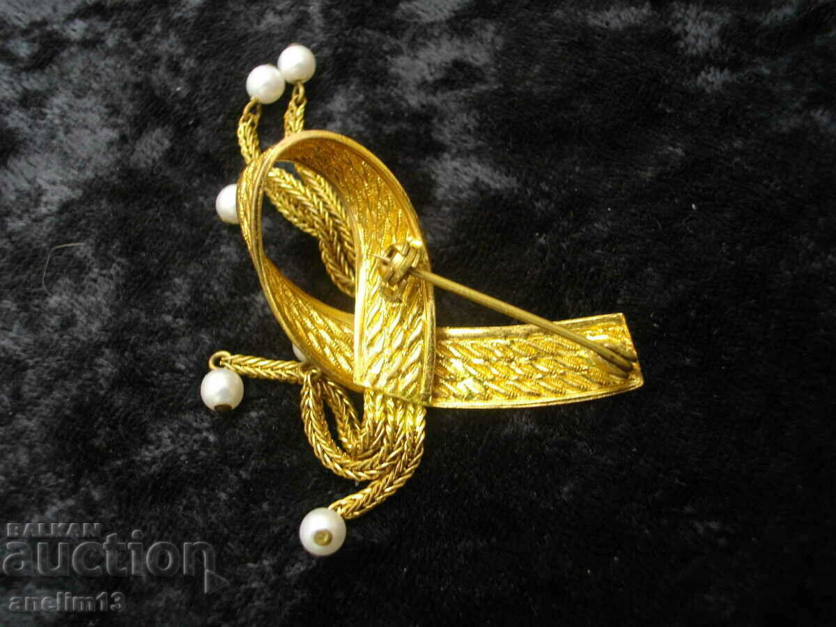 AN OLD GILT BROOCH - 5 AN OLD GILT BROOCH - 5