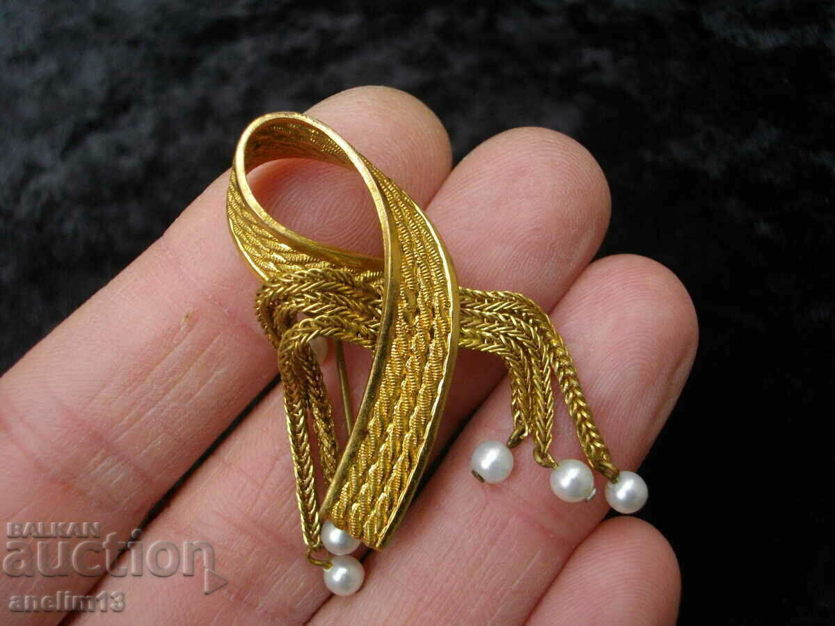 AN OLD GILT BROOCH - 6 AN OLD GILT BROOCH - 6