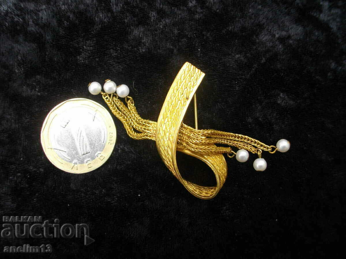 AN OLD GILT BROOCH - 7 AN OLD GILT BROOCH - 7