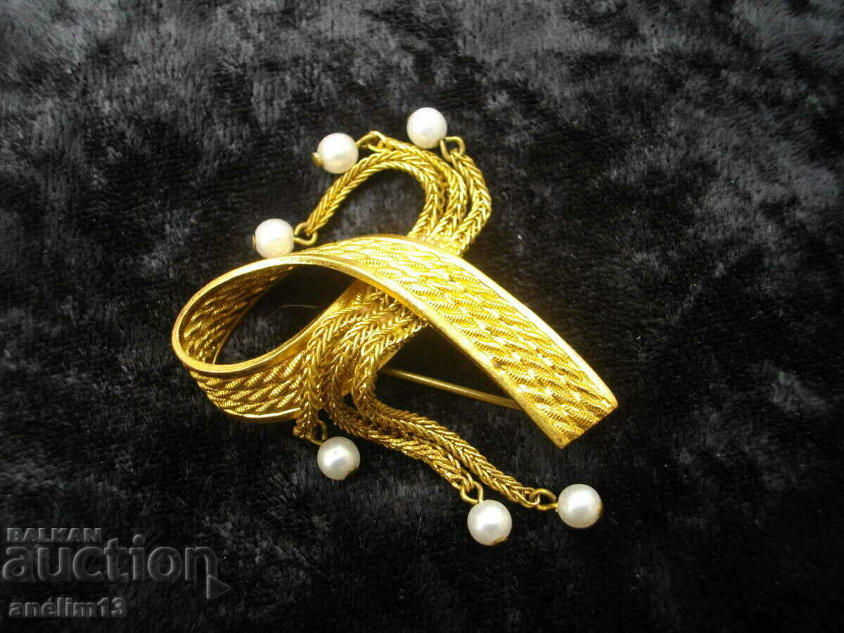 AN OLD GILT BROOCH AN OLD GILT BROOCH