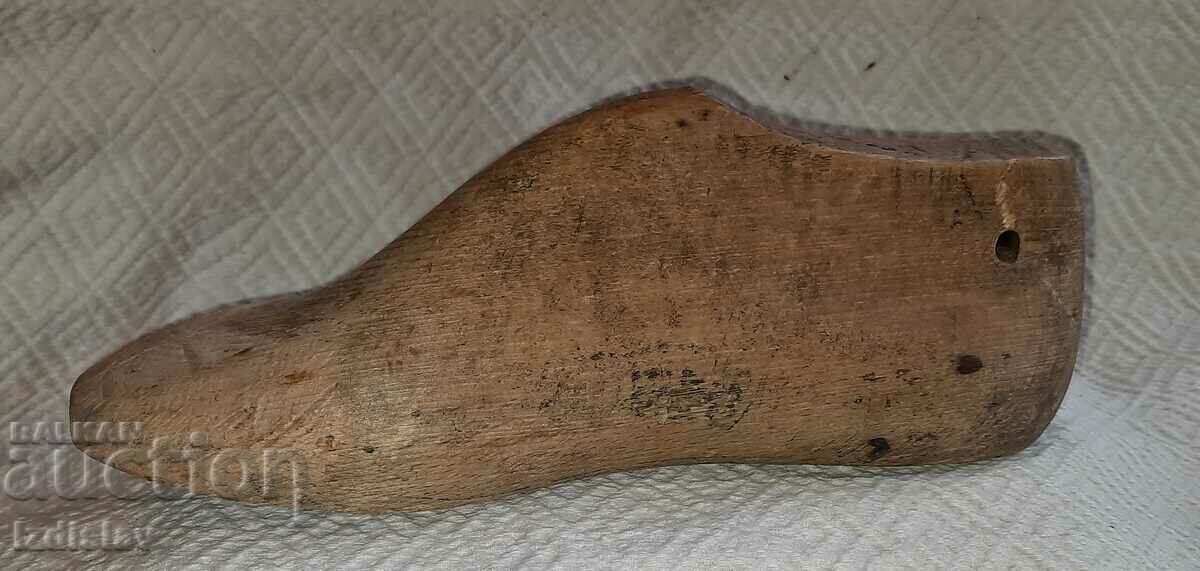 Auction  Old wooden shoe mold