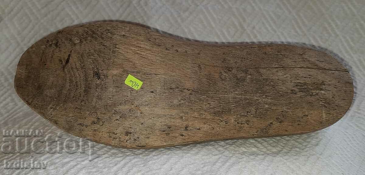 Delivery of Old wooden shoe mold