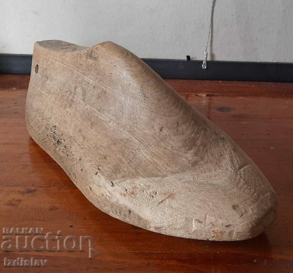 Veche matriță de pantofi din lemn