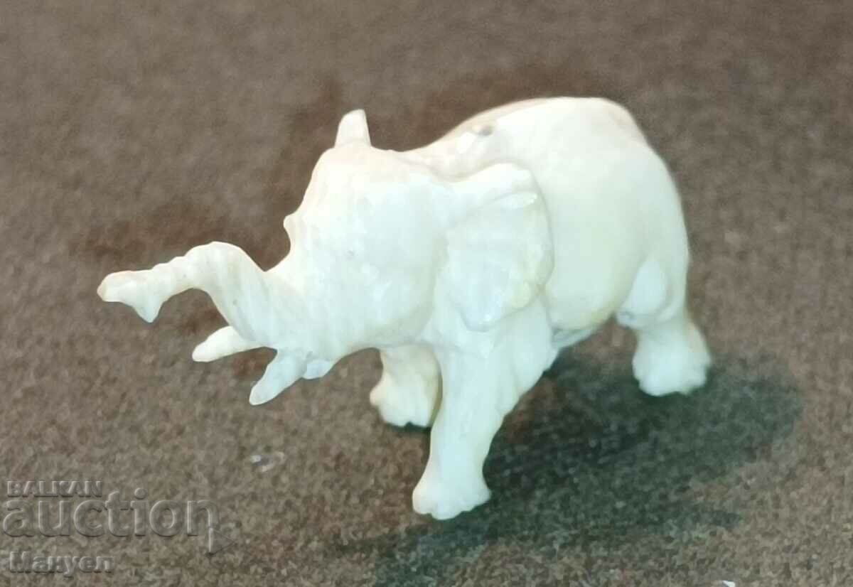 Elefant miniatural sculptat manual din fildeș.