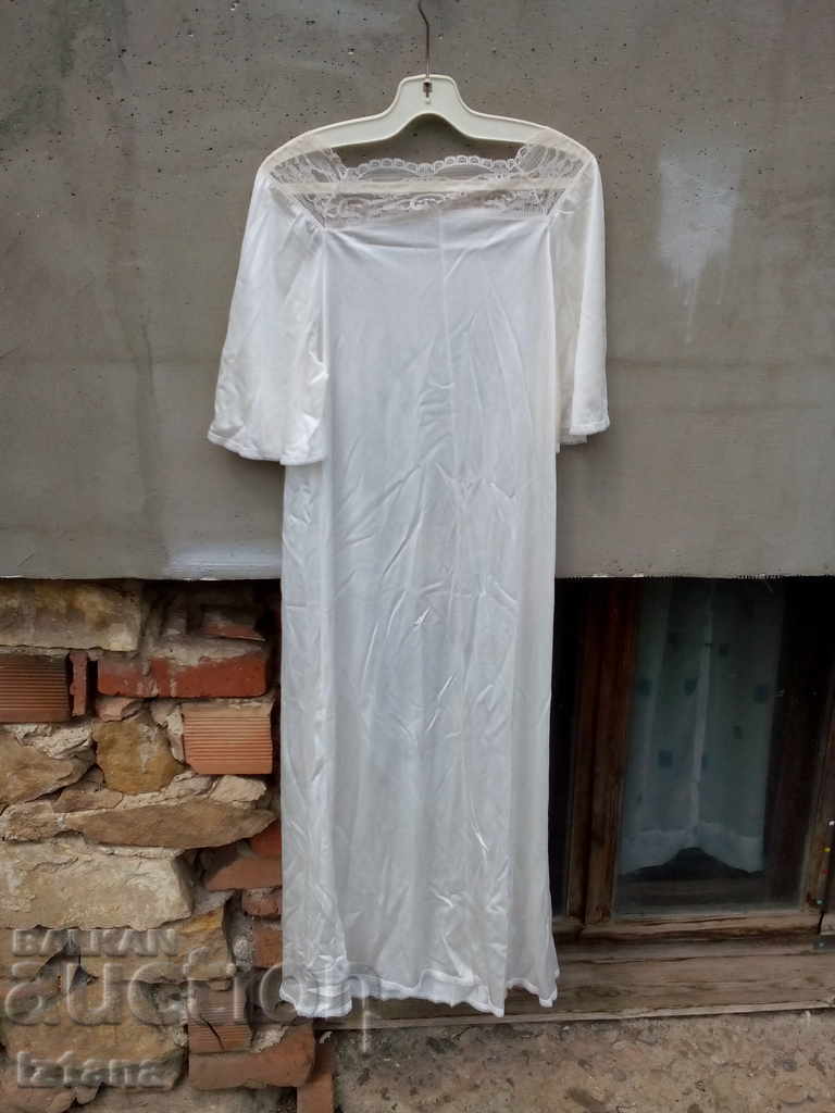 Delivery of Old lady's nightgown Delivery of Old lady's nightgown