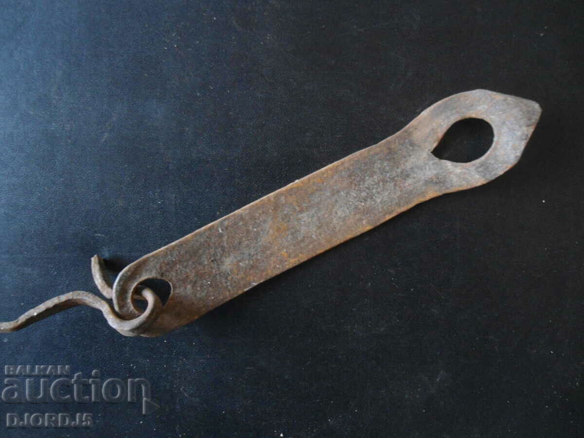 Old wrought latch with price 3.00 BGN | € 1.53 Old wrought latch with price 3.00 BGN | € 1.53