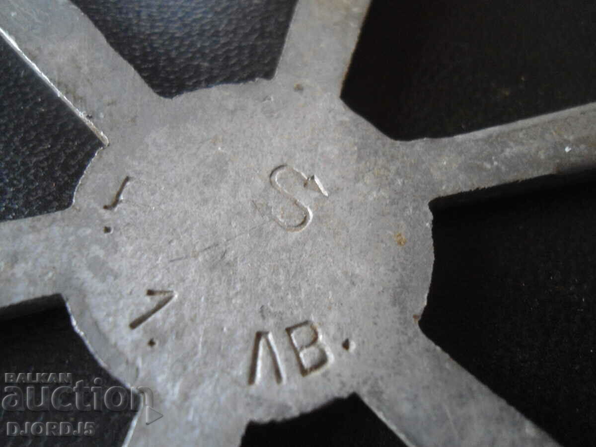 Delivery of An old metal stand