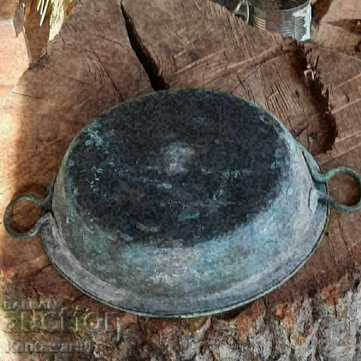 Tigaie adâncă din cupru (cupru). Tigaie adâncă din cupru (cupru).