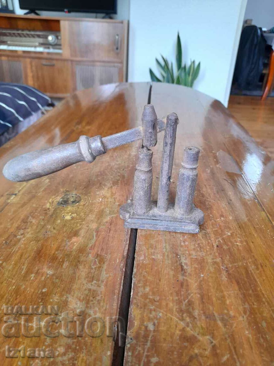 Auction  Old machine gun for hunting cartridges