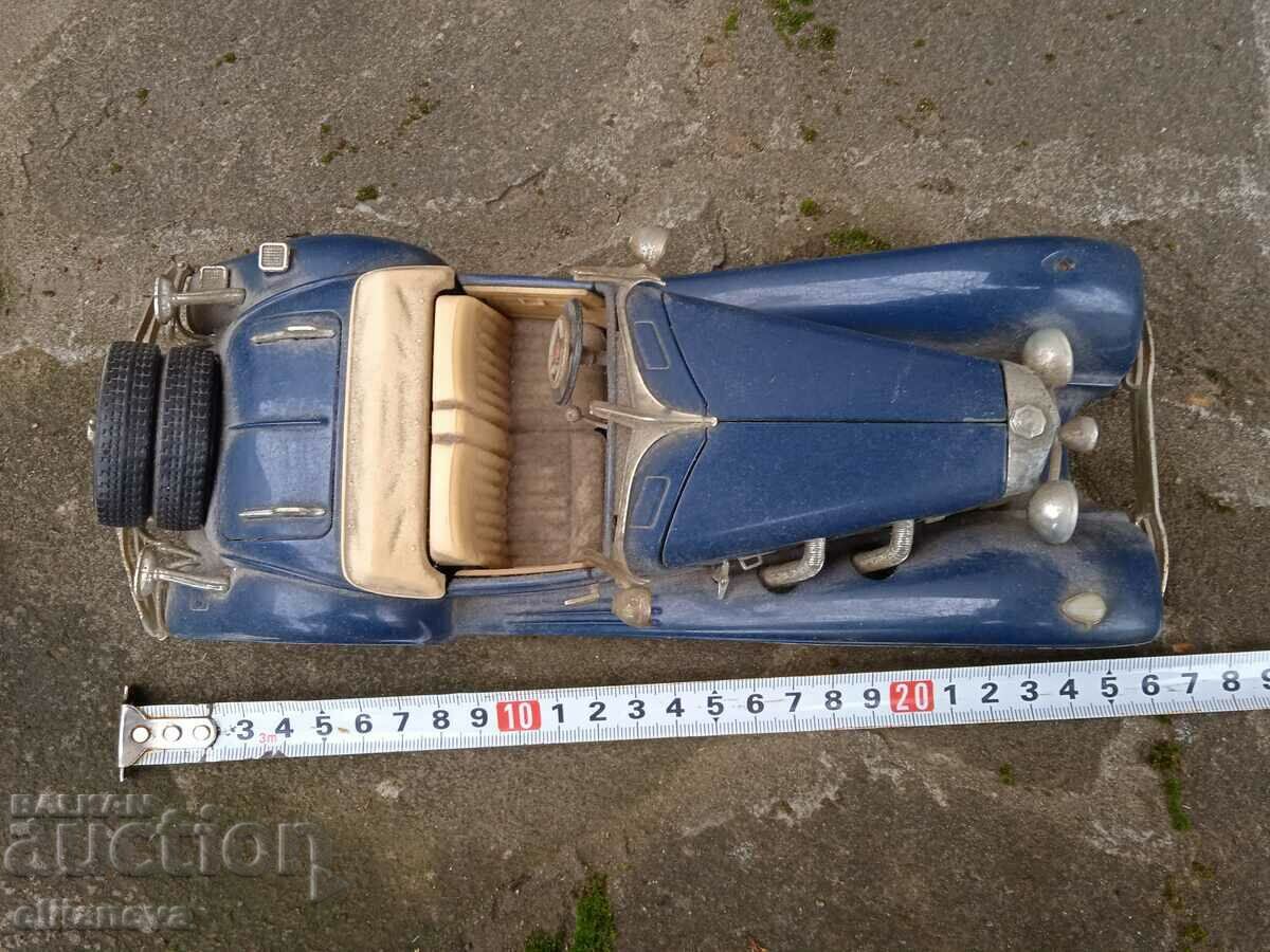 Mașină de epocă mare Burago 26cm de cu preț 80.00 BGN | € 40.90 Mașină de epocă mare Burago 26cm de cu preț 80.00 BGN | € 40.90