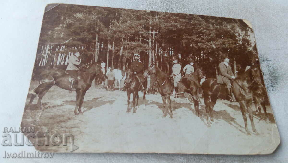 Снимка Български офицер и австрийски офицери на коне