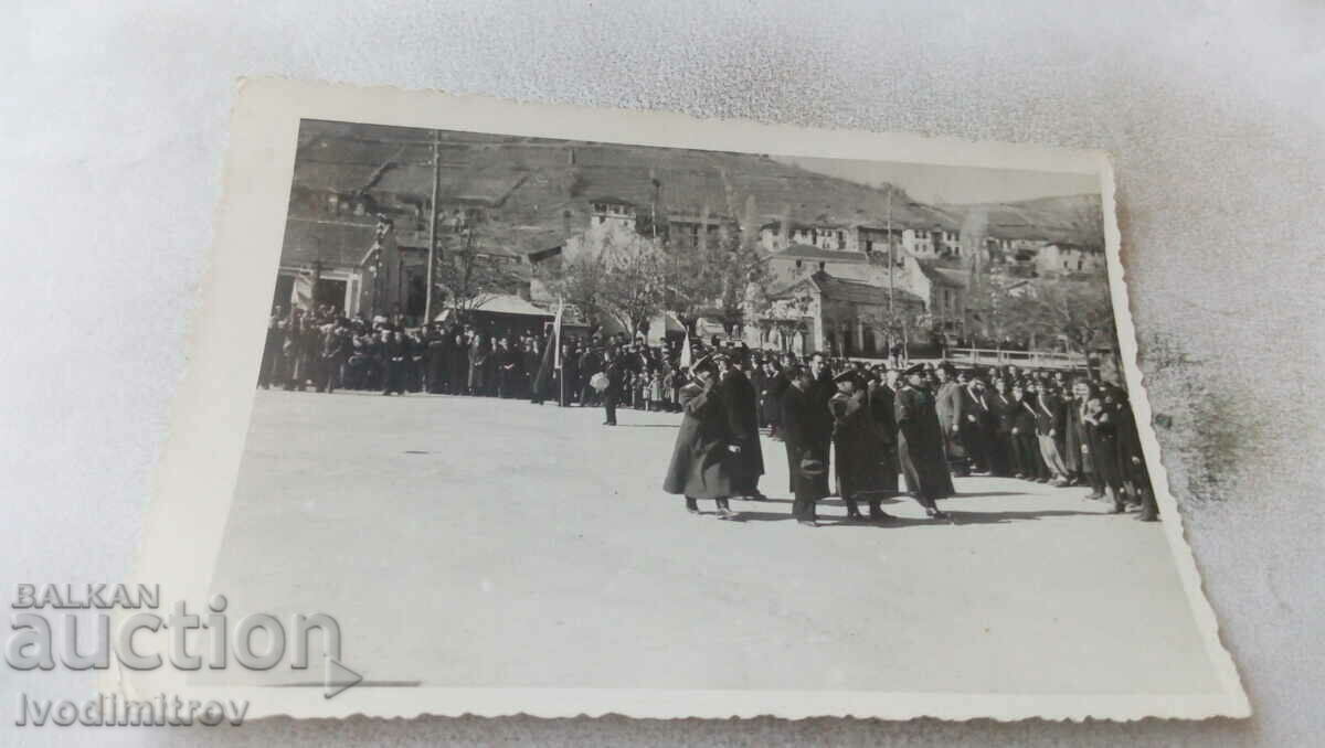 Foto Ofițerii și civilii primesc o paradă în piață