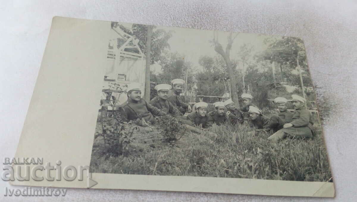 Снимка Офицери и войници полегнали на тревата