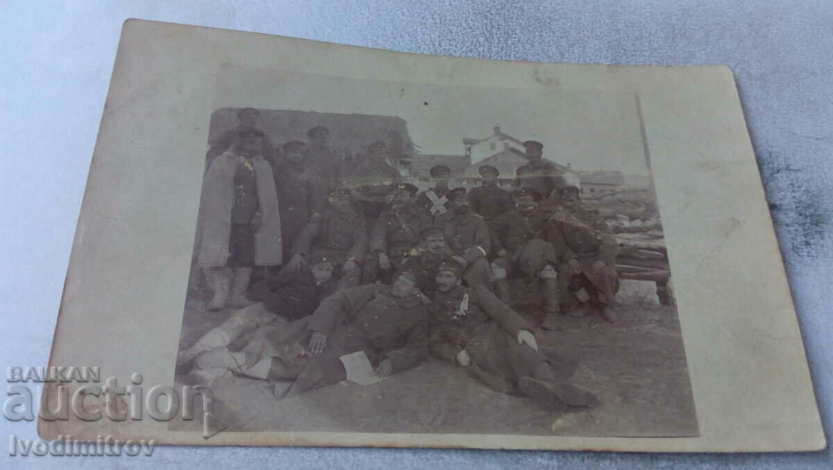 Снимка Офицери и войници на фронта
