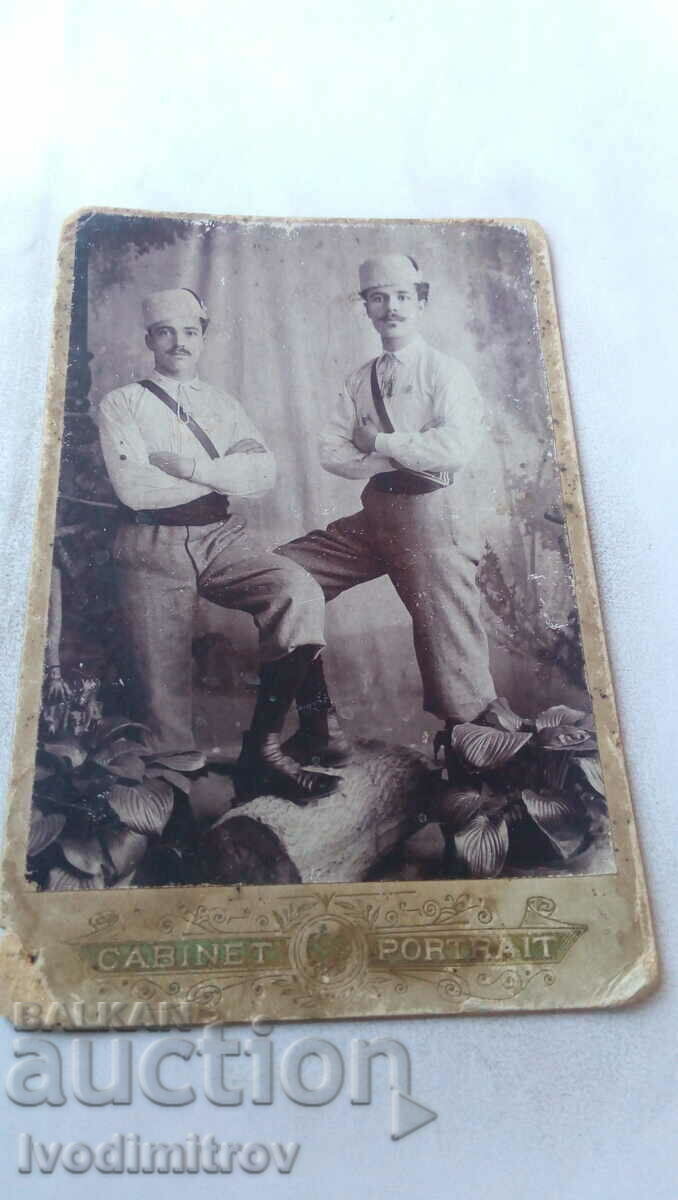 Снимка Двама млади мъже в юнашки униформи Картон