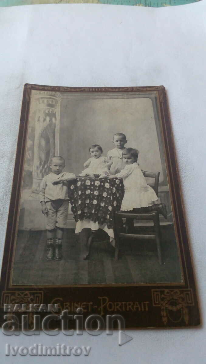 Φωτογραφία Δύο αγοράκια και δύο κοριτσάκια Cardboard